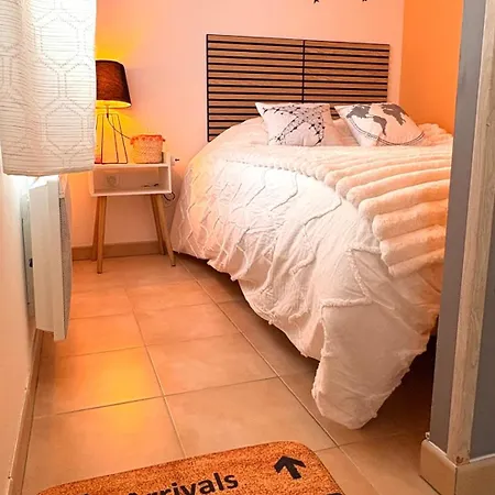 Aéroport à Pied, Escale 25 *